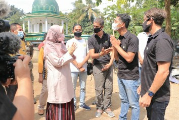 Ummi Rohmi meninjau pembangunan sekolah plastik di SDN 4 Medas