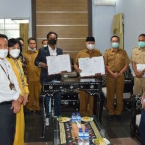 Bupati lotim bersama perusahan yang menghibahkan tanah untuk akses pariwisata