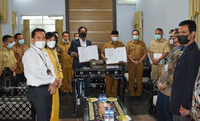 Bupati lotim bersama perusahan yang menghibahkan tanah untuk akses pariwisata