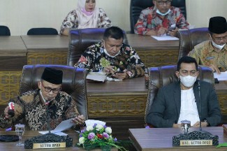 Bupati loteng sampaikan KUA PPAS dalam sidang paripurna di DPRD
