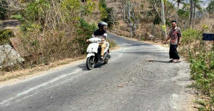 Ruas Keling - Montong Ajan,salah satu ruas jalan wisata yang masih memprihatinkan