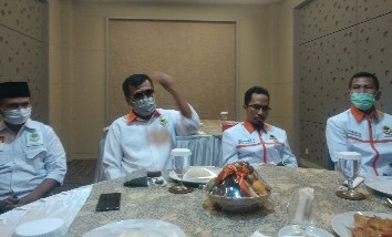 Ketua Umum DPP Partai Berkarya, Muchdi Pr (dua dari kiri) saat menggelar konferensi Pers didampingi Pengurus DPW Berkarya