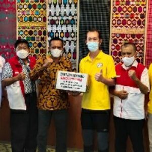 Bupati Lombok Tengah saat menerima bantuan ratusan paket sembako dari komunitas warga Tionghoa