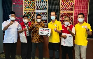 Bupati Lombok Tengah saat menerima bantuan ratusan paket sembako dari komunitas warga Tionghoa