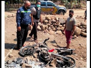 Massa membakar motor remaja