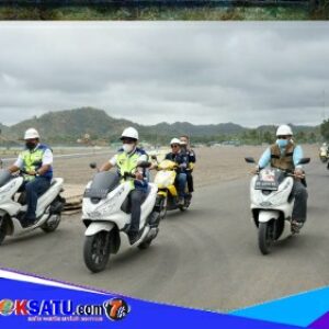 Menteri investasi bersama rombongan saat menjajal lintasan sirkuit Mandalika