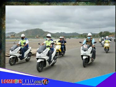 Menteri investasi bersama rombongan saat menjajal lintasan sirkuit Mandalika