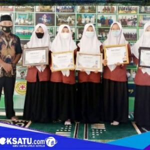 Kepala MAN 1 Lotim bersama siswinya yang merah medali olimpiade sosiologi