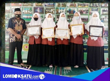 Kepala MAN 1 Lotim bersama siswinya yang merah medali olimpiade sosiologi