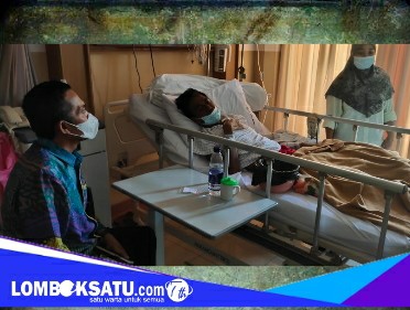 Bupati Lombok Tengah, HL.Pathul Bahri saat menjenguk Ketua Fraksi Gerindra DPRD Lombok Tengah di RS Sanglah Denpasar Bali