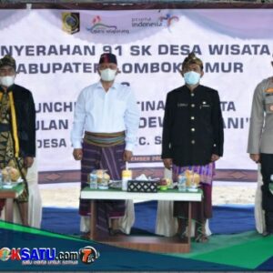 Kadis Pariwisata H Mugni (tiga dari kiri) mendampingi bupati saat penyerahan 91 SK Desa Wisata secara simbolis
