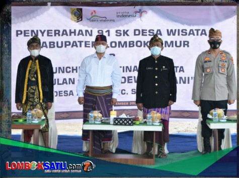 Kadis Pariwisata H Mugni (tiga dari kiri) mendampingi bupati saat penyerahan 91 SK Desa Wisata secara simbolis