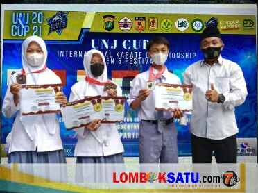 Tiga siswa MAN 1 Lotim bersama Kepala MAN 1 Lotim M Nurul Wathoni menunjukkan sertikat juara karate