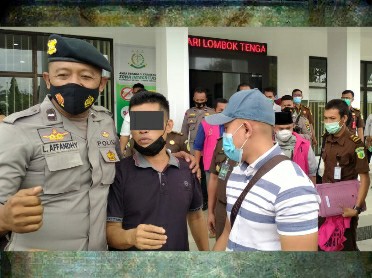 LH sesaat sebelum dibawa ke tahanan atas dugaan korupsi