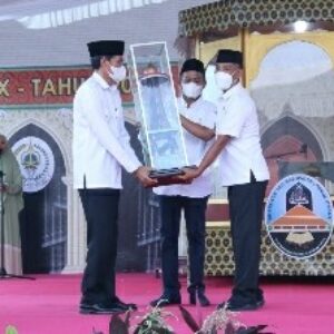 Bupati Lombok Tengah HL Pathul Bahri (tengah) saat menyerahkan piala juara MTQ