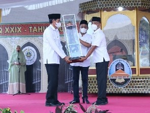 Bupati Lombok Tengah HL Pathul Bahri (tengah) saat menyerahkan piala juara MTQ