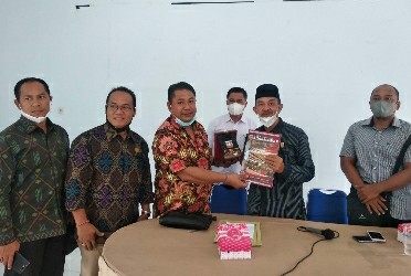 Kepala Dinas Sosial Muliardi Yunus saat menerima kunjungan Komisi I DPRD Karangasem Bali