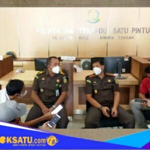 Kepala Kejaksaan Negeri Lombok Tengah Fadil Regan SH, MH (kanan) didampingi Kasi Intel Catur Hidayat Putra SH, MH. umumkan indikasi korupsi