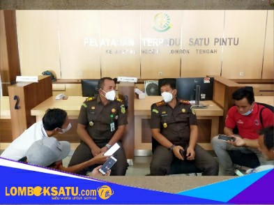 Kepala Kejaksaan Negeri Lombok Tengah Fadil Regan SH, MH (kanan) didampingi Kasi Intel Catur Hidayat Putra SH, MH. umumkan indikasi korupsi