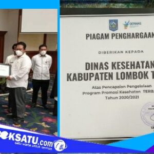 Kabid Bina Keluarga Sehat Dikes Lotim Nurhidayati menerima penghargaan dari Dikes NTB