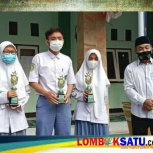 Siswa siswi bersama Kepala MAN 1 Lotim tunjukkan piala atas prestasinya di ajang KSM tingkat NTB