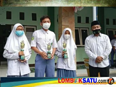 Siswa siswi bersama Kepala MAN 1 Lotim tunjukkan piala atas prestasinya di ajang KSM tingkat NTB