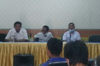 Jajaran Dispertanak Loteng saat menggelar konferensi pers terkait kematian mendadak puluhanan kerbau di wilayah Selatan