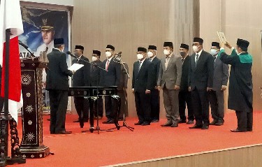 Bupati saat melantik pejabat eselon II yang kena mutasi dan Jajaran Direksi PDAM