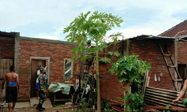 Kondisi salah satu rumah warga akibat puting beliung