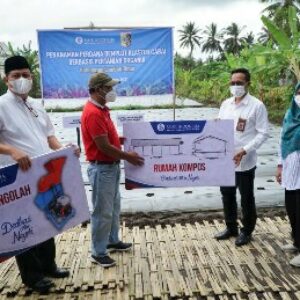 Sekda Lotim bersama Kepala Perwakilan BI NTB saat penanaman perdana demplot klaster cabai