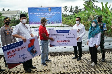 Sekda Lotim bersama Kepala Perwakilan BI NTB saat penanaman perdana demplot klaster cabai