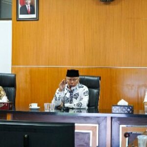 Bupati Lotim HM Sukiman Azmy saat rapat membahas beras varietas nutrizinc