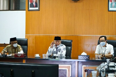 Bupati Lotim HM Sukiman Azmy saat rapat membahas beras varietas nutrizinc