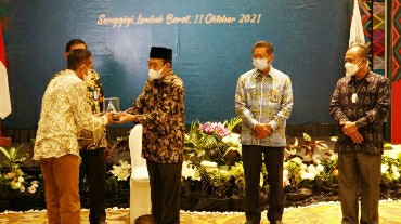 Bupati saat menerima piagam penghargaan WTP untuk Lombok Tengah yang ke sembilan kalinya