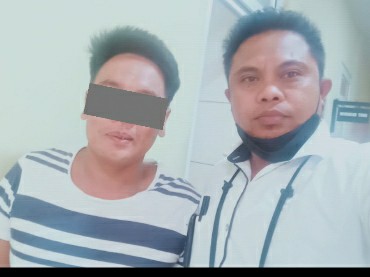 H. Fauzan Azima (kanan) saat menjenguk tersangka K di sel tahanan dan akan melaporkan oknum dewan