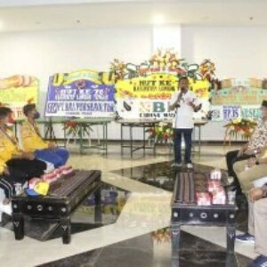 Bupati Lombok Tengah HL Pathul Bahri saat menyambut atlet yang berlaga di PON Papua