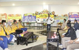 Bupati Lombok Tengah HL Pathul Bahri saat menyambut atlet yang berlaga di PON Papua