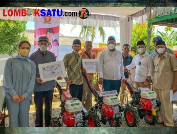 Yayasan HBK Peduli saat menyalurkan bantuan hand traktor