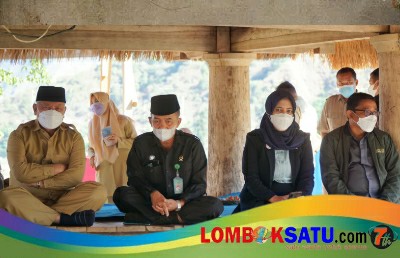 Bupati Lombok Timur HM Sukiman Azmy (kiri) saat menghadiri Sidang Isbat Nikah ratusan pasangan suami istri warga Sembalun Bumbung