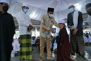 Bupati Loteng saat memberikan santunan