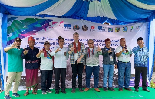 Sekda Lotim bersama tamu di acara SeaBRnet Meeting ke-13 di Sembalun
