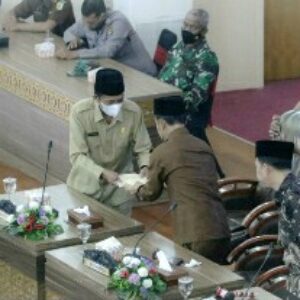 Bupati saat menyerahkan Dokumen Nota RAPBD 2022 kepada Ketua DPRD Lombok Tengah