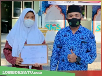 Amriana Padlika bersama Kepala MAN 1 Lotim usia menerima hadaih atas prestasinya