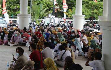 Ratusan ptt datangi DPRD