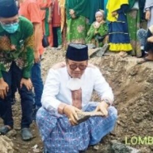 Wakil Bupati Lotim H Rumaksi melakukan peletakan batu pertama pembangunan gedung dakwah NU