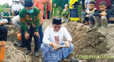 Wakil Bupati Lotim H Rumaksi melakukan peletakan batu pertama pembangunan gedung dakwah NU