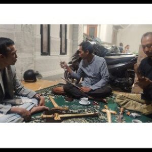 Bupati Lombok Tengah HL Pathul Bahri (paling kiri) menunjukkan sejumlah keris pusakanya kepada pengurus Paguyuban Keris Anjani Lombok