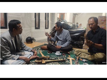 Bupati Lombok Tengah HL Pathul Bahri (paling kiri) menunjukkan sejumlah keris pusakanya kepada pengurus Paguyuban Keris Anjani Lombok