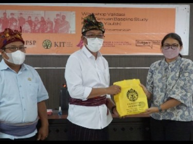 Sekda Lotim HM Juaini Taofik (tengah) usai membuka workshop