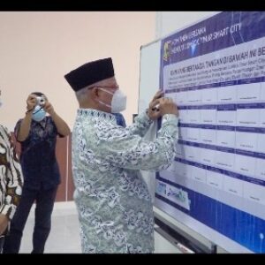 Bupati Lotim HM Sukiman Azmy menandatangani komitmen bersama dengan Menteri Kominfo RI